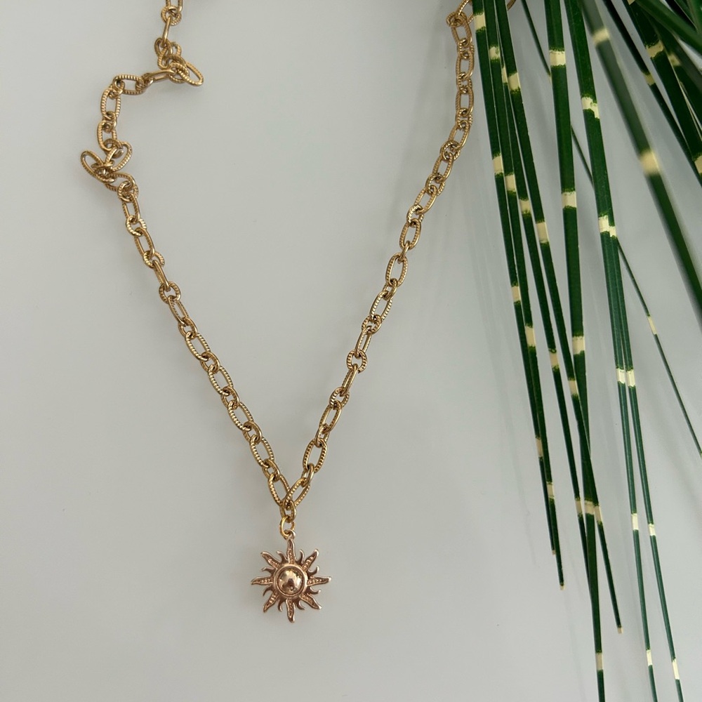 Evara Jewerly mini sun necklace